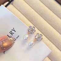 Offre spéciale exclusive Nouveau cristal de fleur à cinq feuilles et boucles d'oreilles en perle en forme de riz d'eau douce naturel de 6-7mm pour les filles