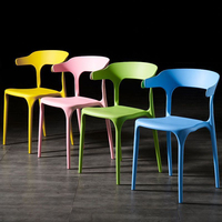 Chaise empilable en plastique colorée pour restaurant, café, extérieur – Mobilier de restauration