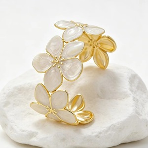 Bracelet manchette fleuri en acier inoxydable émaillé, bracelet manchette ouvert couleur or, bijoux floraux colorés pour femme - Product Image 2