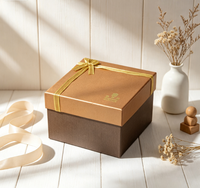 Boîte cadeau rigide carrée de luxe avec doublure en satin, logo personnalisé en feuille d'or, ruban et nœud, emballage cadeau