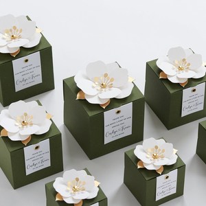 Boîte à bonbons en papier personnalisable en matériaux recyclés avec fermeture magnétique, logo personnalisé, élégante boîte à rabat gaufrée pour mariages et fêtes - Product Image 1