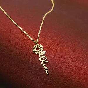 Collana con Ciondolo a Forma di Lettera Floreale per Donne, Piccolo Charm a Fiore, Gioiello di Moda per Uso Quotidiano, Idea Regalo - Product Image 1