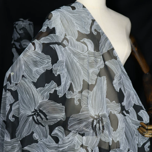 Tissu en Chiffon de <span class=keywords><strong>Soie</strong></span> Naturelle 100% Mûrier Imprimé Grandes Fleurs de Lys Noires et Blanches pour Robes et Sarongs Modernes Élégants pour Femme - Product Image 1