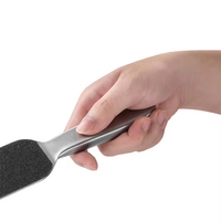 Râpe à pieds en acier inoxydable avec long manche, éliminateur de callosités et grattoir pour peaux mortes, papier de verre remplaçable