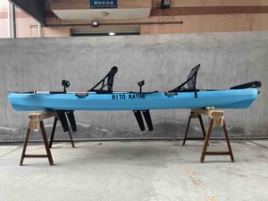 Kayak de pêche professionnel de haute qualité, portable, large et spacieux, avec système de direction et siège surélevé, idéal pour les pêcheurs expérimentés et les sports nautiques. - Product Image 3