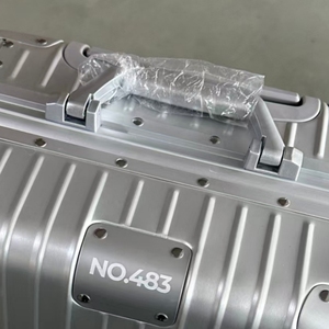 Juego de Maletas de Aluminio con Ruedas Silenciosas de 20'', 24'' y 28'', Personalizado, con Doble Cierre Interior, para Viaje - Product Image 1