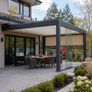 Pérgola motorizada de aluminio RKOVE RK-C2 de 4*5m con techo de lamas eléctricas, gazebo con luz LED y pared de vidrio para jardín o patio. - Product Image 1
