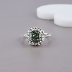 Bague halo en diamant de taille coussin vert cultivé en laboratoire avec bande pavée en or blanc / rose / jaune 18 carats |   Bijoux fins sur mesure - Product Image 4