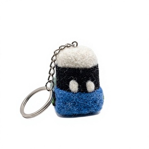 Porte-clés en feutre bleu mignon, en laine, écologique, découpé, doux, avec broderie cerise, motif dessin animé, breloque véhicule, fait main, Noël - Product Image 4
