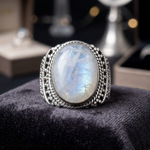 Bague en argent sterling 925 éblouissante avec pierre de lune arc-en-ciel et sertissage clos, bijou de mariage au design minimaliste et au look élégant - Product Image 3