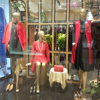 Mannequins de Luxe Élégants en Fibre de Verre Dorés pour Femme, Mannequins de Vitrine Complètes pour Boutiques de Vêtements – Vente en Gros