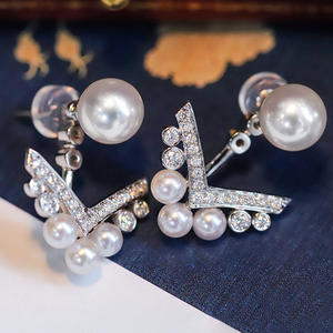 Orecchini a Perno Geometrici Sinelio con Perle Imitate in Lega, Gioielli da Festa per Donne, Design alla Moda - Product Image 3