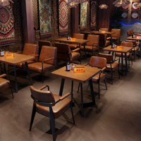 Ensemble de mobilier de restaurant de style industriel rétro, chaises en métal et en cuir, table, canapé de bistrot personnalisé, ensemble de chaises et de tables pour café