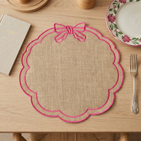 Nouveau design de set de table en tissu de lin brodé de haute qualité avec nœud et sous-plat pour la maison, la cuisine, les mariages et la décoration de fêtes