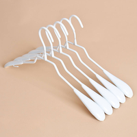 Cintres métalliques robustes de haute qualité, antidérapants, pour le rangement et la présentation des vêtements (vente en gros)