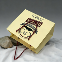 Sac cadeau en papier cartonné de luxe imprimé sur mesure, tendance 2026, avec poignée en ruban pour l'emballage de vêtements