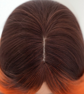 Femme portant une perruque avec une frange style chiffre huit, couleur orange vif, avec plusieurs couches <span class=keywords><strong>de</strong></span> <span class=keywords><strong>cheveux</strong></span> longs colorés. - Product Image 3
