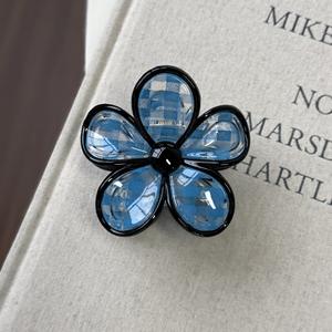 Pince à cheveux rétro transparente motif requin bleu clair pour femme et fille - Product Image 6