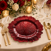 Assiette de présentation élégante en plastique de 13 pouces avec surface gaufrée et bord ondulé pour la décoration de mariages, banquets et fêtes