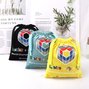 Bolsa de embalaje de Tarot de <span class=keywords><strong>cubo</strong></span> de <span class=keywords><strong>Rubik</strong></span> de juguete de terciopelo colorido estampado en caliente personalizado bolsa de polvo de regalo de terciopelo suave con cordón - Product Image 1