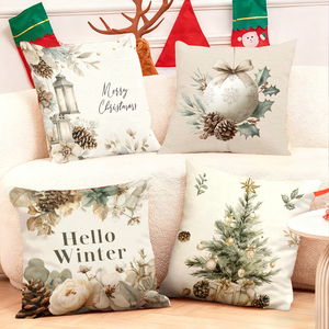 Bantal Natal menghiasi ruang tamu yang nyaman dengan ornamen buah pinus yang meriah dan pesan-pesan liburan untuk dekorasi rumah musiman. - Product Image 1