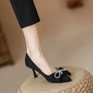 Scarpe da Donna Personalizzate all'Ingrosso, Nere in Camoscio, con Punta Affusolata, Tacco a Spillo, Fiocco con Strass, Taglio D'Orsay, per Feste Formali e Serate Eleganti - Product Image 4