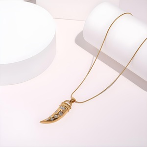 Collar con Colgante <span class=keywords><strong>de</strong></span> Circonita Cúbica en Forma <span class=keywords><strong>de</strong></span> Daga Vintage, Baño <span class=keywords><strong>de</strong></span> Oro <span class=keywords><strong>de</strong></span> 18K sobre Acero Inoxidable, Diseño Moderno para Uso Diario Femenino - Product Image 3