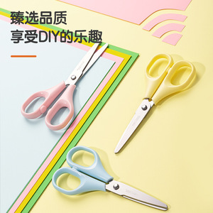 Tijeras de seguridad para niños Deli de 13 cm de acero inoxidable con cubierta protectora para cortar papel - Product Image 3