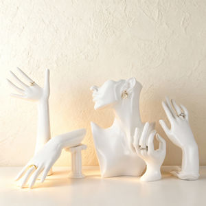 หุ่นโชว์เครื่องประดับเรซิ่นสีดำ ขาว ทอง น้ำเงิน ยี่ห้อไท่ยี่ รุ่นคลาสสิค สำหรับโชว์สร้อยคอ แหวน กำไล ต่างหู - Product Image 2