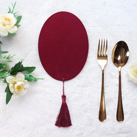 Carte de menu de mariage ovale 5*7 pouces en velours bordeaux avec invitation de mariage en feuille d'or et pompon