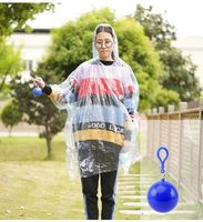 Poncho de Pluie Jetable Créatif en Forme de Boule avec Porte-clés – Cadeau Promotionnel Portable pour l'Alpinisme et les Accessoires de Voyage