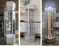 Présentoir mural métallique moderne à 5 panneaux personnalisable avec grille en verre, idéal pour magasins, salons d'artisanat, expositions d'art, avec éclairage LED rotatif facile et design plat