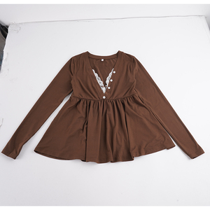 Blusa de manga larga con encaje y cuello en V profundo, estilo chic, con botones y dobladillo acampanado para mujer - Product Image 6