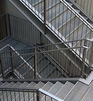Marches d'escalier en acier galvanisé à chaud antidérapantes et résistantes à l'usure, plateformes industrielles pour escaliers d'entrepôt