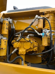 Excavatrice d'occasion CAT 320D2, machine sur chenilles jaune avec godet de terrassement - Product Image 3