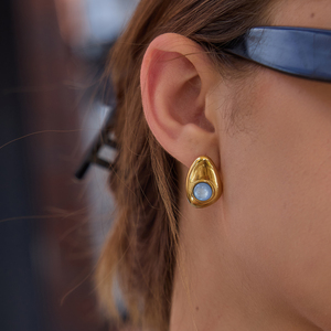 Boucles d'oreilles clous en acier inoxydable plaqué or 18 carats avec résine bleue J&D Jewelry pour femmes, bijoux géométriques irréguliers minimalistes - Product Image 4