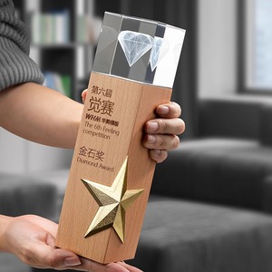 Trofeo Cúbico Personalizado de Alta Calidad con Base Cuadrada de Cristal y Estrella Grabada con Láser, Recuerdo de Estilo Arte Popular con Logotipo Personalizado - Product Image 3
