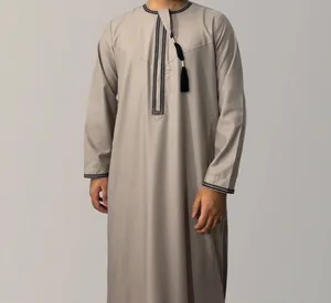 Oración tradicional musulmana Hombre omaní Bordado delicado Thobe Estilo árabe saudí Tamaño 54-62 para usar en Ramadán