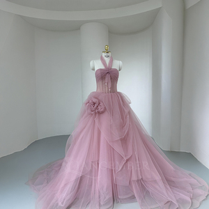 Robe de mariée de luxe en mousseline rose unie Nt126 avec appliques brodées, décolleté plongeant en V, silhouette sirène et traîne Watteau - Product Image 4