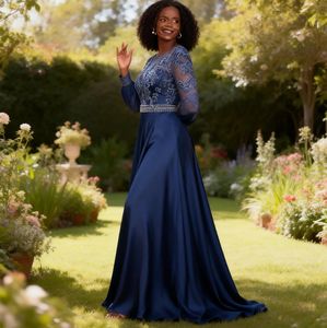 فستان أنيق طويل الأكمام من الساتان المرن لأم العروس مع تطريز دانتيل وخصر مزين بالخرز - Product Image 3