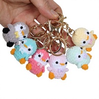 Porte-clés miniature pingouin fait main en crochet, motif pingouin tricoté léger, accessoire de voiture, breloque de sac, style dessin animé