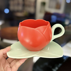Toptan Yaratıcı Retro Lale Şeklinde Tasarım Hissi Veren Seramik Kahve Fincanı ve Tabak Seti, Öğleden Sonra Çayı İçin - Product Image 4