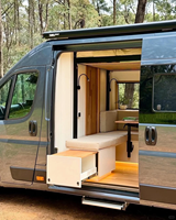 Kit de conversion de fourgon de luxe en camping-car : intérieur avec lit double fixe, toilettes coulissantes, douche, canapé, dinette, plafond en bois, kit autonome hors réseau