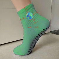 Chaussettes de yoga antidérapantes personnalisées en coton brodé avec logo, à volants, pour le Pilates, le poker, la course et le sport – Vente en gros