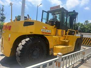 Nuevo Transpaleta Diésel TCM FD250 de 25 Toneladas con Tracción en las Cuatro Ruedas y Mástil de Tres Etapas para Manejo de Materiales en Almacenes en Shanghái - Product Image 4