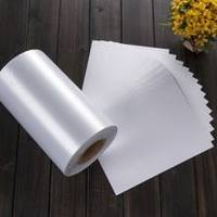 Rouleaux d'autocollants en tissu polyester satiné vierge de haute qualité avec adhésif acrylique pour la masquage sur vêtements et draps