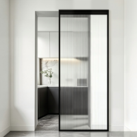 Cloison de séparation de luxe pour pièce, style rétro français, avec porte coulissante sans rail, cadre fin à grille cintrée, verre dépoli et bordure étroite