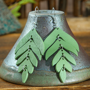 Pendientes de madera con forma de hoja verde, estilo bohemio, joyería de fiesta para mujer, accesorio de moda - Product Image 1