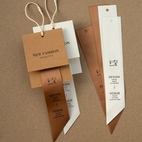 Étiquettes suspendues en papier kraft personnalisées écologiques avec logo estampé à chaud pour vêtements, chaussures, bijoux – Vente en gros