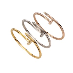 Bracciale da donna alla moda con borchie a forma di chiodo, in acciaio inossidabile argentato e oro 18 carati, certificato GAC, stile Love Nail - Product Image 1